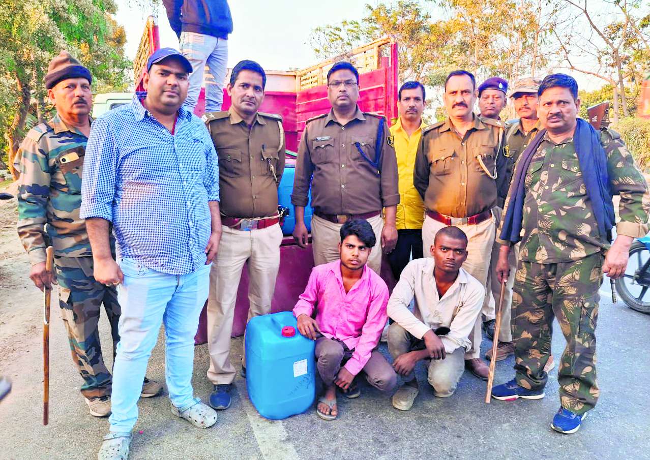 hajipur news. 735 लीटर कच्चा स्पिरिट के साथ दो धंधेबाज गिरफ्तार
