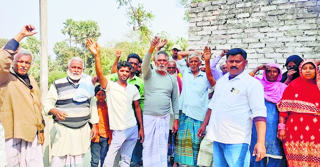 hajipur news. पातेपुर नगर पंचायत के वार्ड संख्या 10 में पानी के लिए लोगों ने किया प्रदर्शन