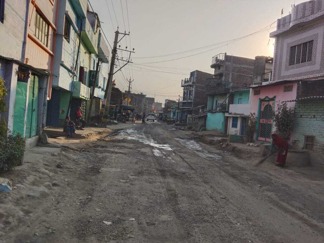 किऊल रोड में नाला निर्माण के लिए लोग हटा रहे अतिक्रमण