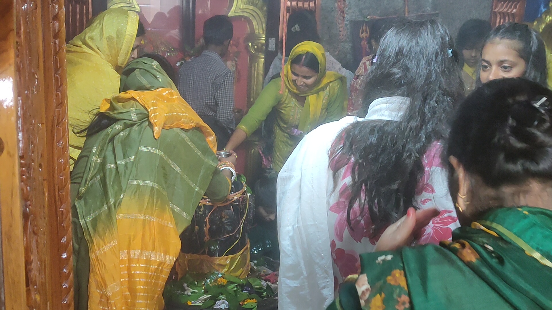 हर-हर महादेव के जयघोष से गूंजते रहे शिवालय