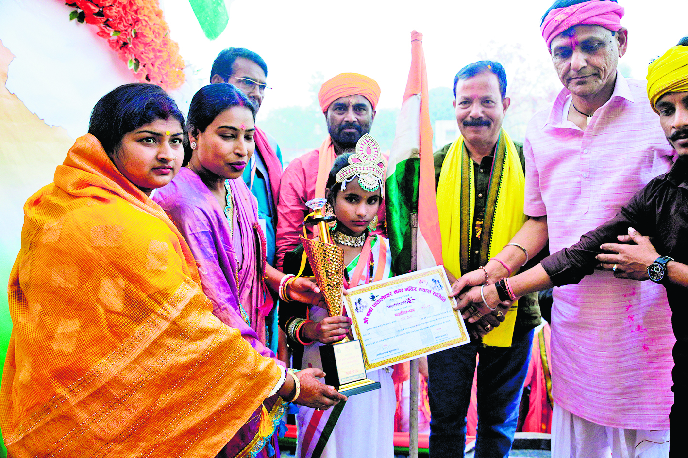 hajipur news. शिव बारात में शामिल झांकियों को केंद्रीय गृह राज्यमंत्री ने किया पुरस्कृत