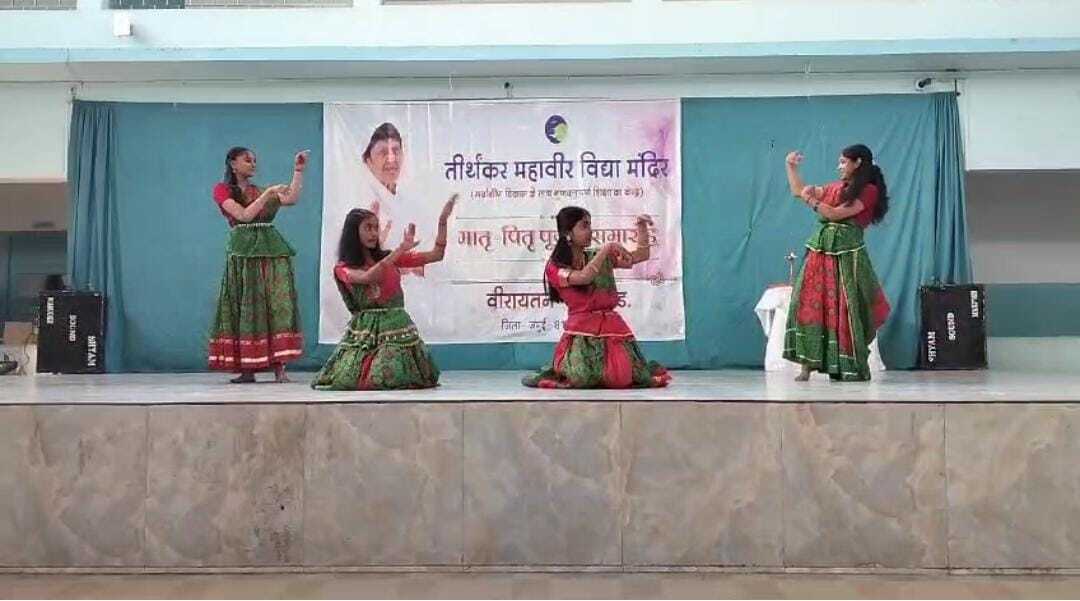 बच्चों ने माता-पिता व गुरु को तिलक लगा उतारी आरती, उनके चरणों का किया वंदन
