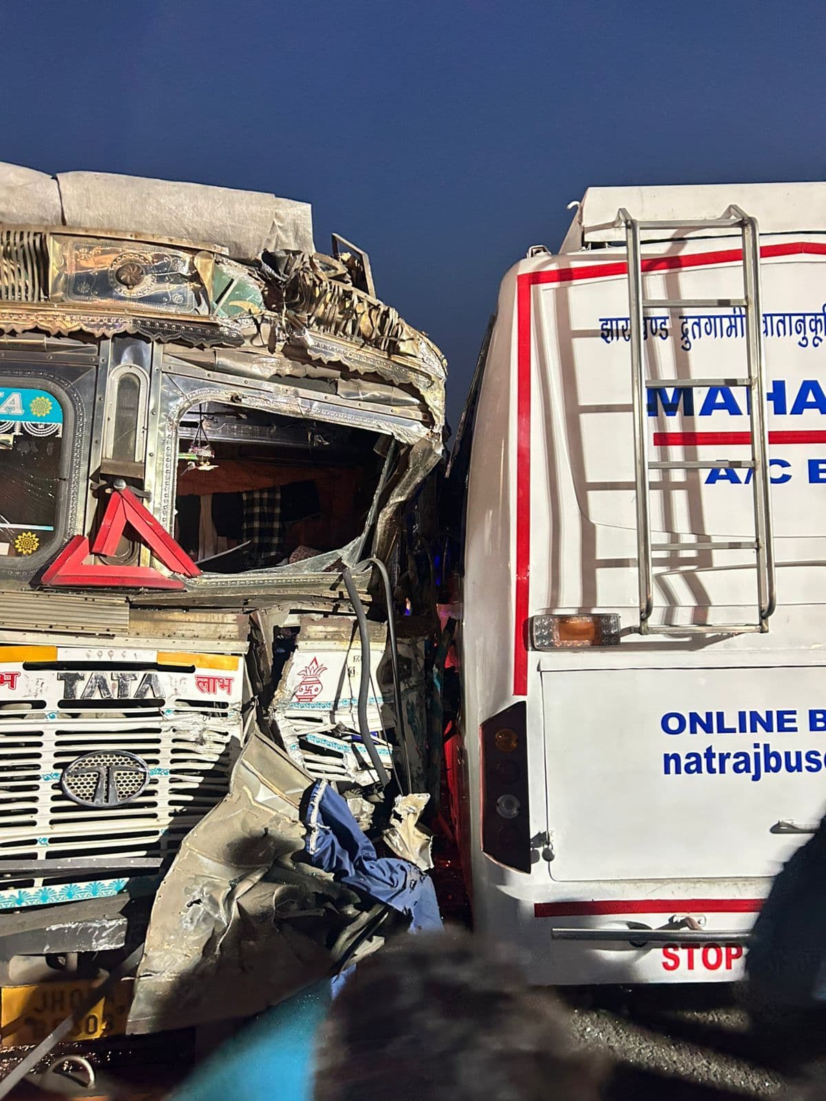seraikela News : रांची से आ रही बस को ट्रक ने टक्कर मारी, 10 यात्री घायल