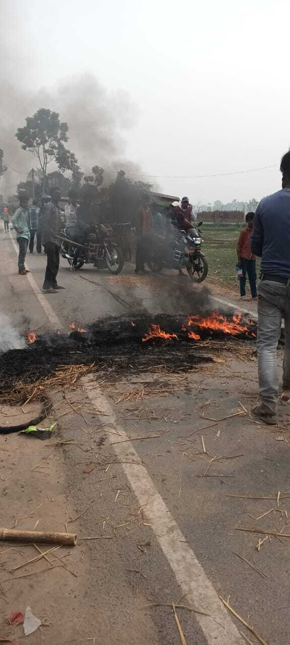नाबालिग लड़की के अपरहण मामले में पुलिस द्वारा कोई कार्यवाही नहीं करने के विरोध में पीड़ित परिजनों ने किया सड़क जाम