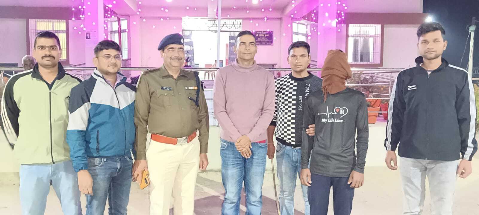 आरोपित को पकड़ने गयी पुलिस टीम के साथ दुर्व्यवहार, एक गिरफ्तार