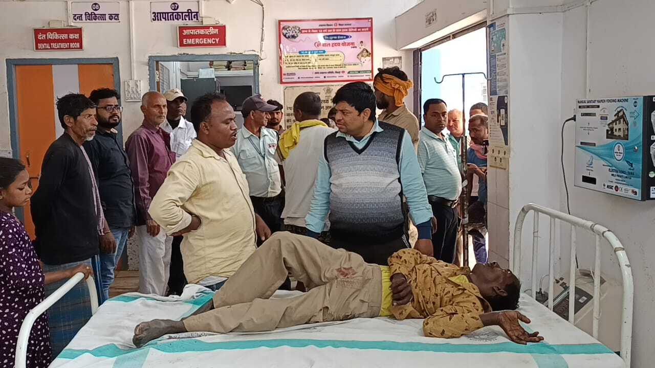 ऑटो व बाइक की टक्कर में ऑटो सवार जख्मी, रेफर