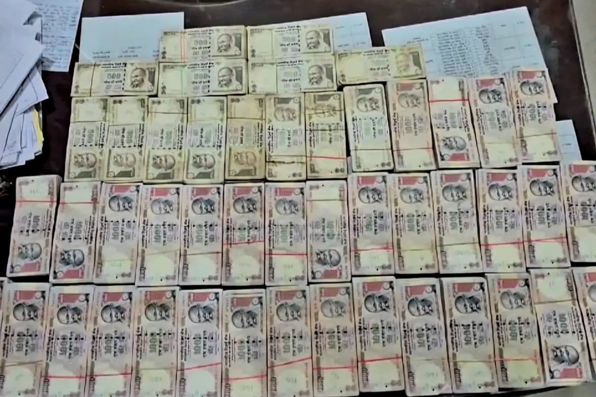 बिहार में बस से मिले 40 लाख के बंद हो चुके नोट, नोटों के मालिक तक पहुंचने में जुटी पुलिस
