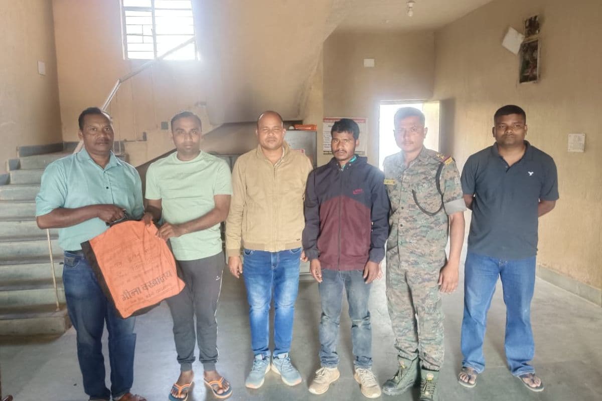 ओडिशा में 14 करोड़ लूट का एक आरोपी घर के कोनों में छिपा रखा था रुपए, कैश के साथ ऐसे हत्थे चढ़ा बोलेरो ड्राइवर