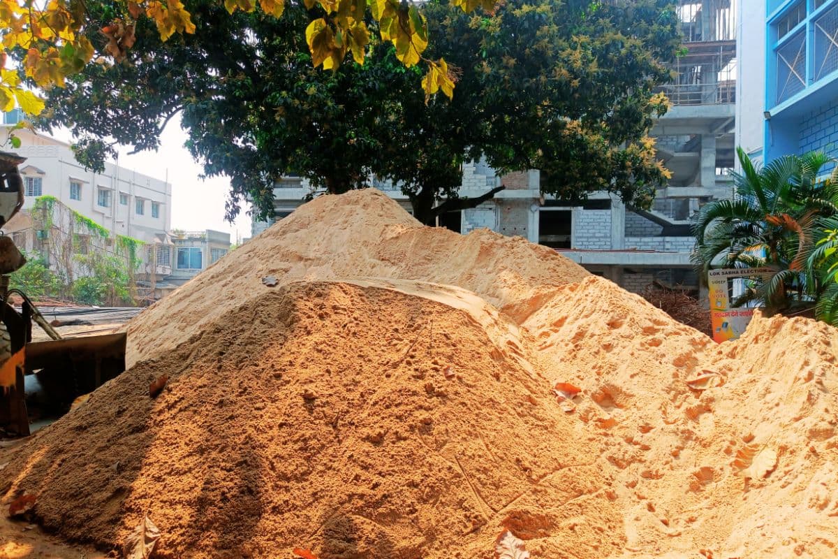 बंगाल के चालान पर धनबाद में हो रहा सफेद बालू का काला धंधा, कीमत प्रति हाइवा 40-45 हजार