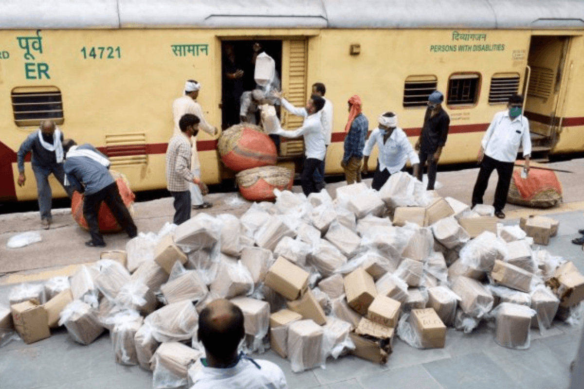 Muzaffarpur News: रेलवे ने पार्सल डिलीवरी में की देरी तो भड़का युवक, कर दी जुर्माने की मांग