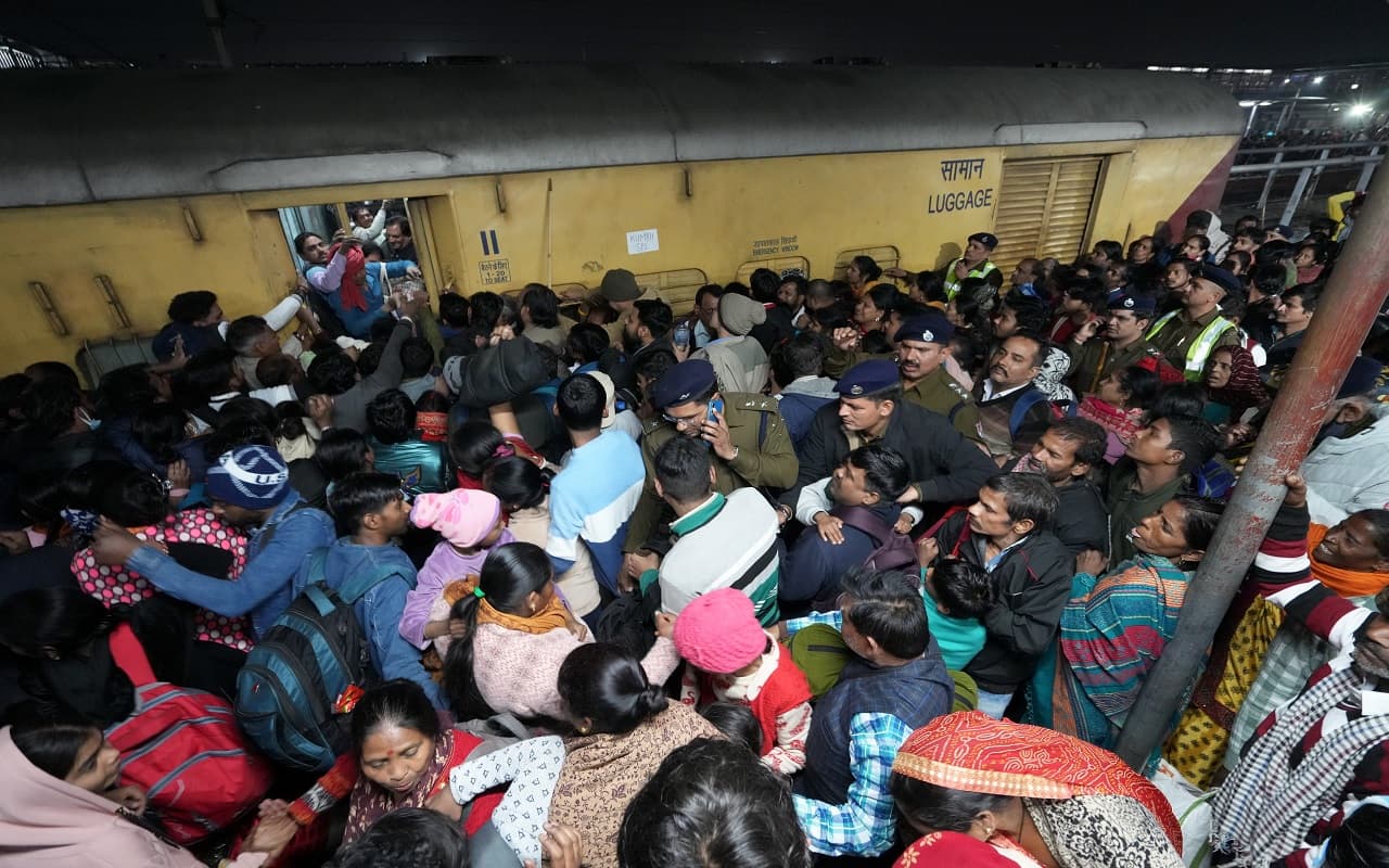 Video: नयी दिल्ली रेलवे स्टेशन पर भगदड़ में बिहारियों का दर्द सनिए, किसी ने मां तो किसी ने बेटी-पत्नी को खोया