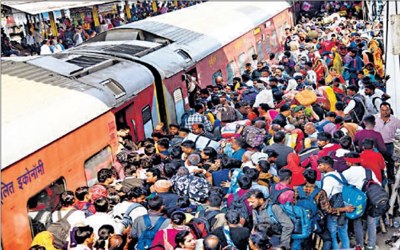 पटना जंक्शन पर उमड़ रही भीड़ में चोर गिरोह एक्टिव, पर्स-मोबाइल उड़ा रहे, काट रहे यात्रियों के बैग