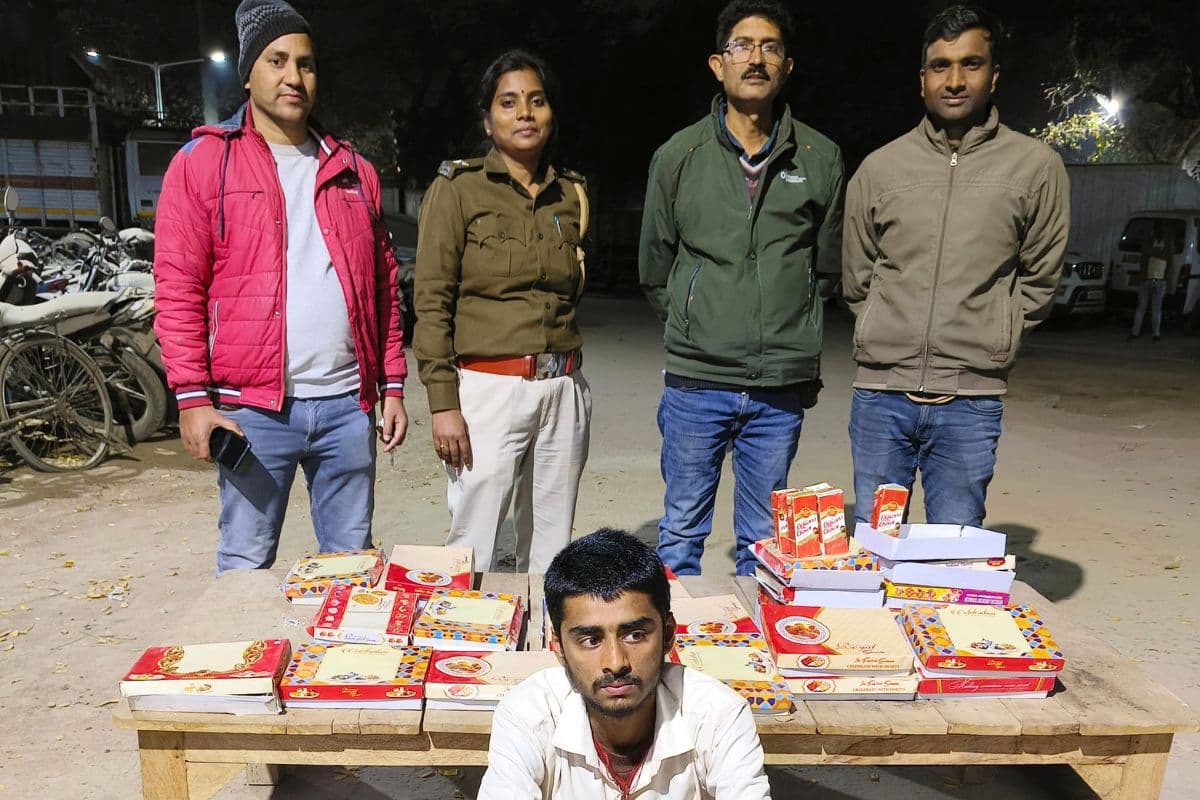 पटना में शराब धंधेबाजों का नया कारनामा, मिठाई के डिब्बों में किलो पर बेच रहे थे शराब, एक गिरफ्तार