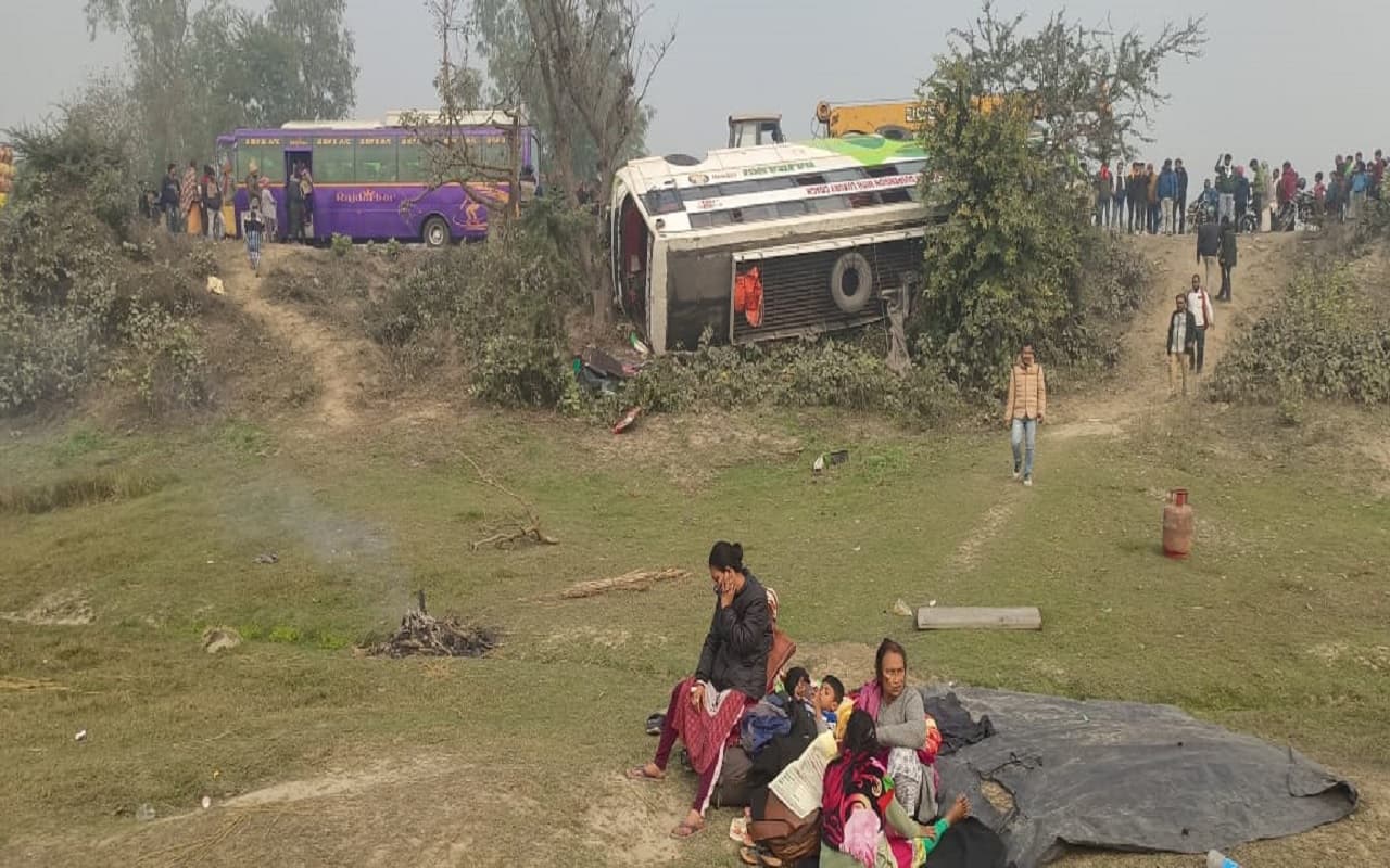 बिहार में पलटी सिलीगुड़ी से प्रयागराज महाकुंभ जा रही बस, महिला-बच्चे समेत 45 यात्री कर रहे थे सफर