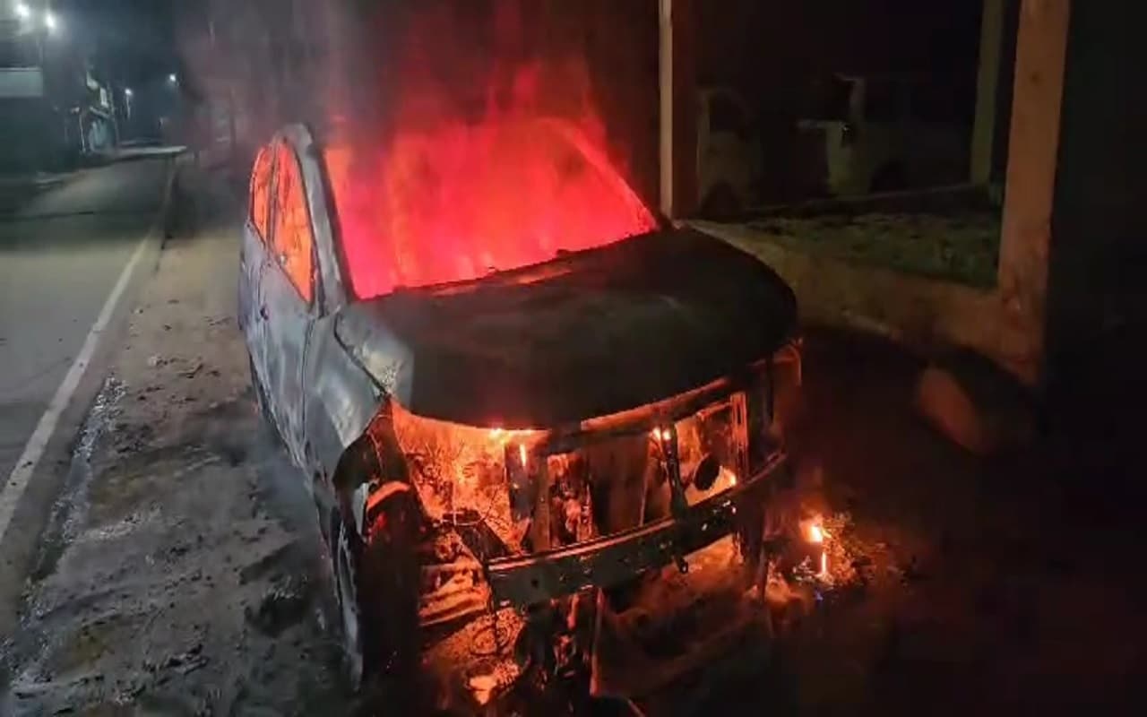 Video: बिहार में घर के आगे खड़ी नयी कार में शरारती तत्वों ने लगायी आग, तीन दिन पहले ही हुई थी खरीद