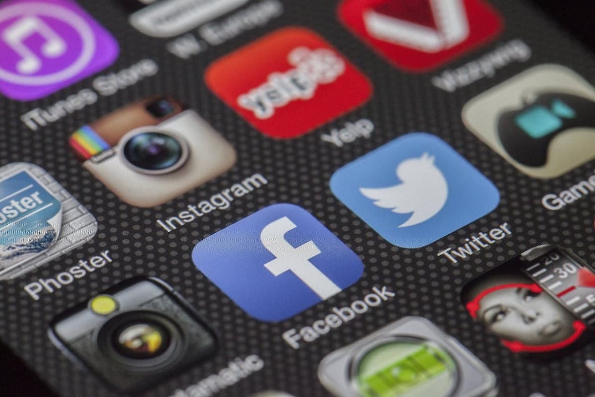Social Media Side Effects: स्वास्थ्य और समय दोनो बर्बाद कर रहा है सोशल मीडिया, कहीं आप भी तो नहीं फंस चुके हैं इसके चंगुल में?