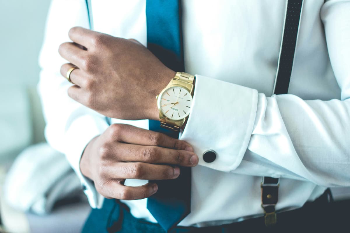 Vastu Tips: आधे से ज्यादा लोग घड़ी पहनते समय करते हैं ये गलतियां, नकारात्मकता के लिए खोल देते है दरवाजा