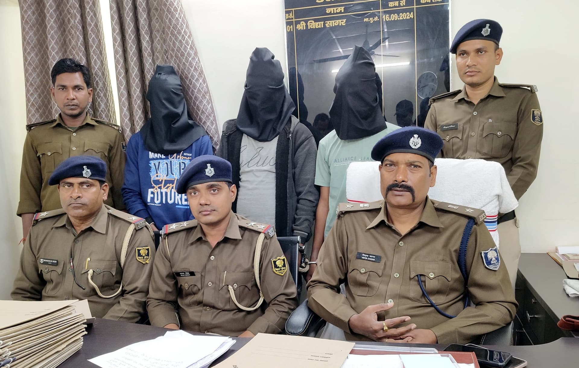 मुजफ्फरपुर में लिफ्ट देने के बहाने फोरलेन पर लूटपाट करने वाले तीन अपराधी गिरफ्तार, दो फरार