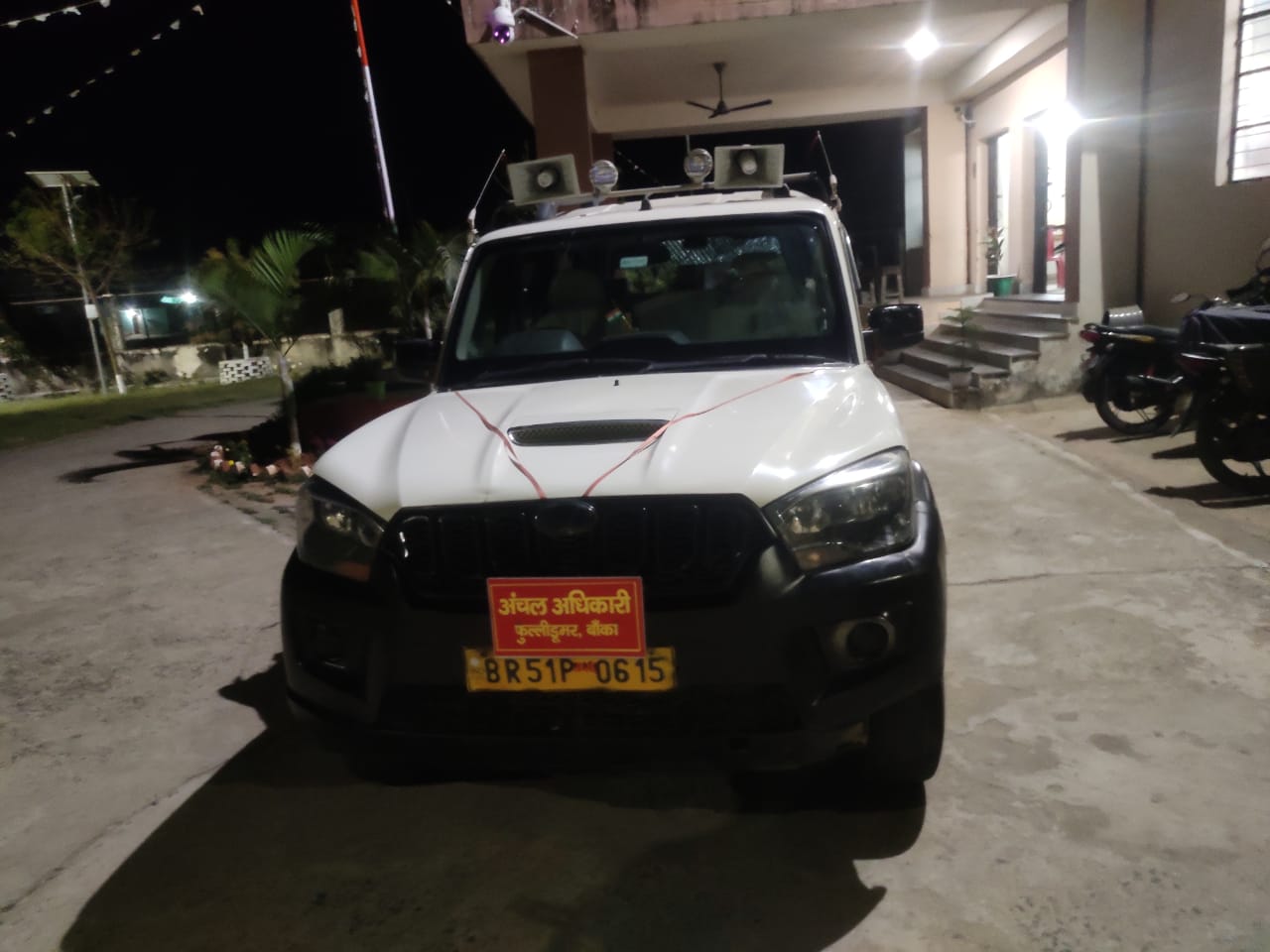 बिहार के बांका में सीओ की गाड़ी पर पथराव, बाल-बाल बचे अंचल अधिकारी, जमीन अतिक्रमण से जुड़ा है विवाद