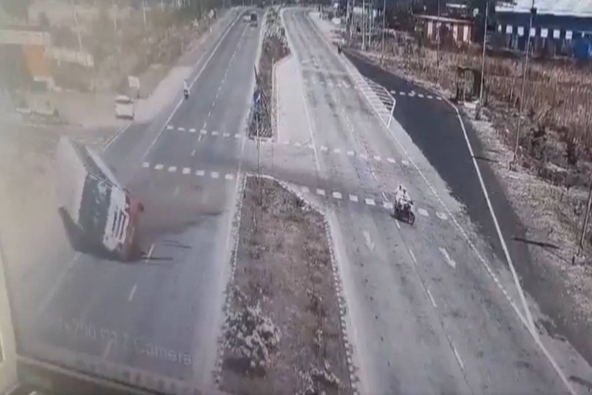Viral Video: रफ्तार में थी बस, बीच में आ गया बाइक सवार, भीषण एक्सीडेंट का देखें वीडियो