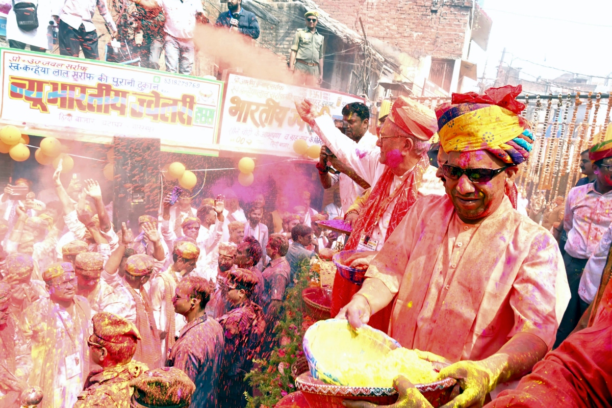 CM Yogi Holi: होली में सीएम योगी का दिखा अलग अंदाज, होलिका भस्म की पूजा कर मनाई होली, फाग का लिया आनंद