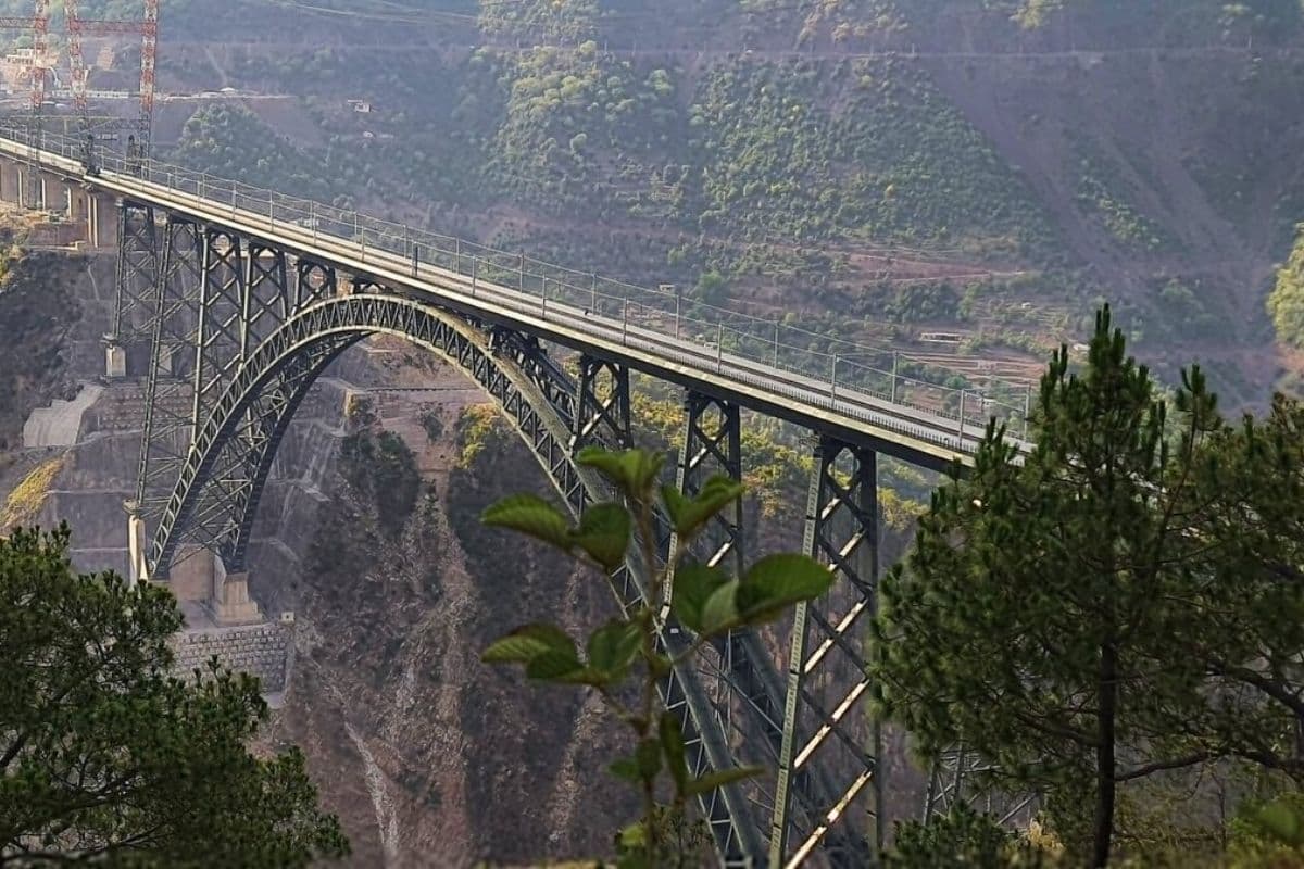 Chenab Rail Bridge: चिनाब नदी पर दुनिया का सबसे ऊंचा रेल पुल बन कर तैयार, अब सुरंग में कर सकेंगे 96 किलोमीटर की यात्रा