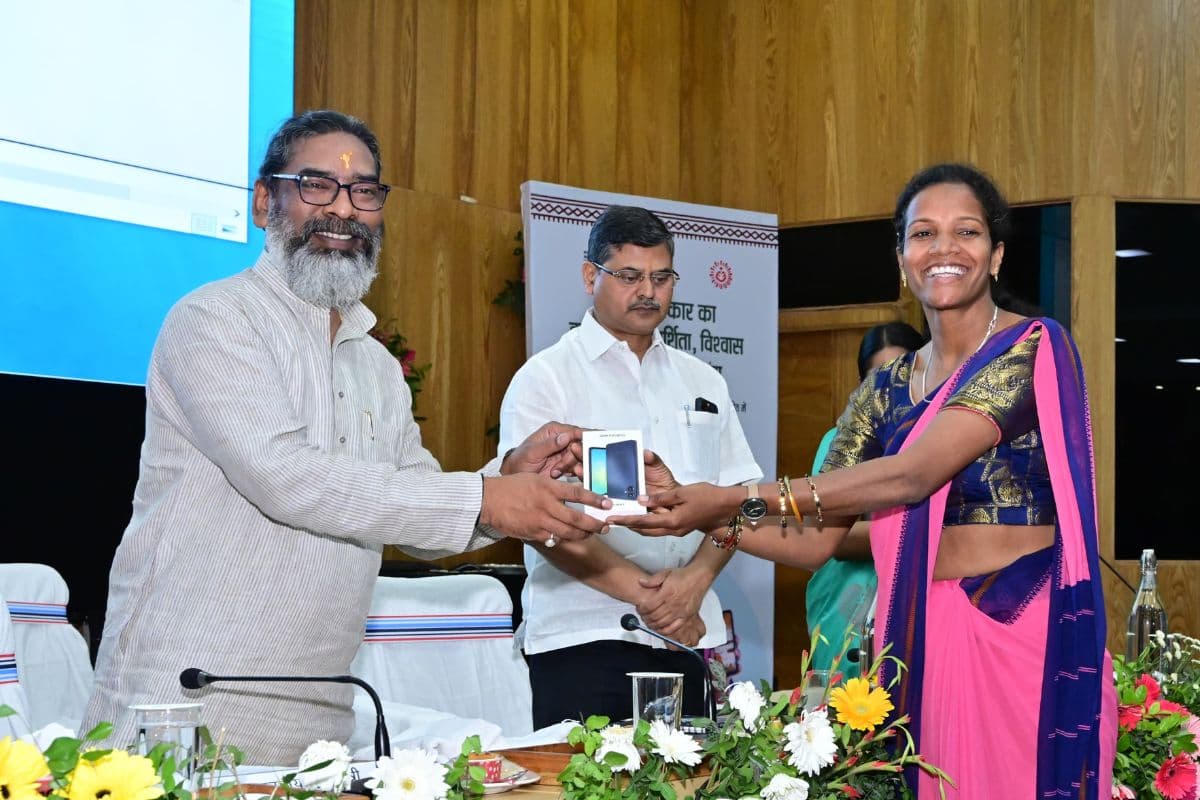 Hemant Soren Gift: हेमंत सोरेन की आंगनबाड़ी सेविकाओं, पर्यवेक्षिकाओं एवं हेल्पडेस्क कर्मियों को स्मार्टफोन की सौगात, खिले चेहरे