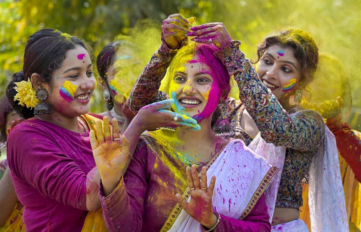 Holi Accessories Collection : ये आउटफिट के साथ लगेगी ये ऐक्सरीज अच्छी, आप भी कीजिए ट्राई