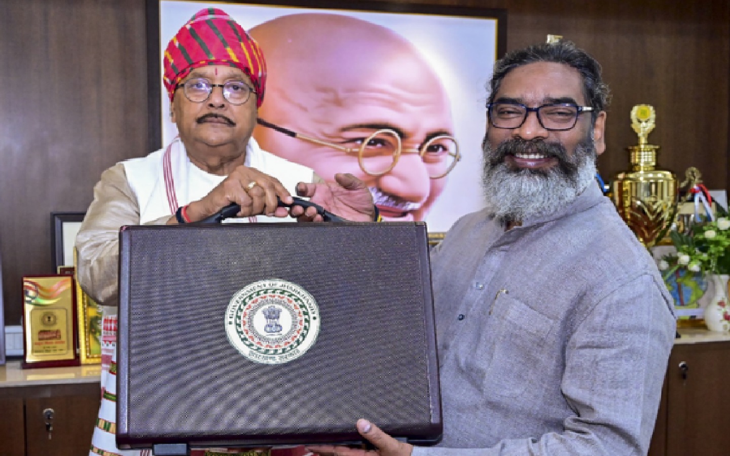 हेमंत सोरेन सरकार ने दिव्यांग और अनाथ विद्यार्थियों को दी खुशखबरी, सालाना मिलेगा 10 लाख रुपया
