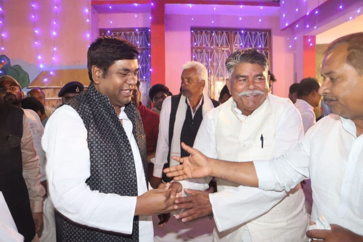 VIP के इफ्तार से बिहार में बढ़ी सियासी हलचल, सीवान में मुकेश सहनी के कार्यक्रम में लालू के करीबी नेता भी पहुंचे