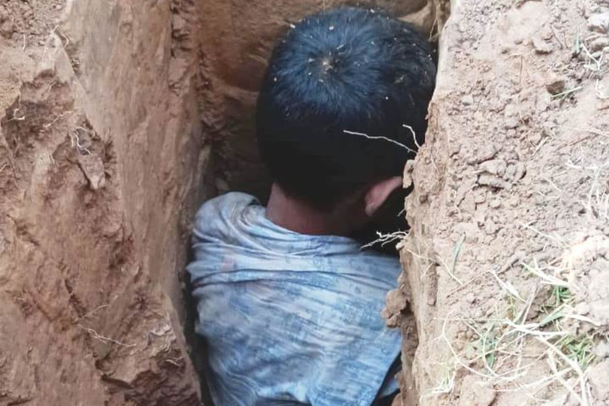औरंगाबाद में मकान निर्माण के लिए खोदे गये गड्ढे में गिरा मासूम, डेढ़ घंटे बाद निकाला गया सुरक्षित