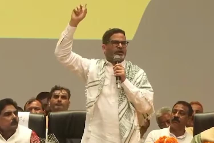 वक्फ बिल के मुद्दे पर लालू-तेजस्वी के बाद पहुंचे प्रशांत किशोर का मुस्लिम सगंठनों को समर्थन, धरने में हुए शामिल