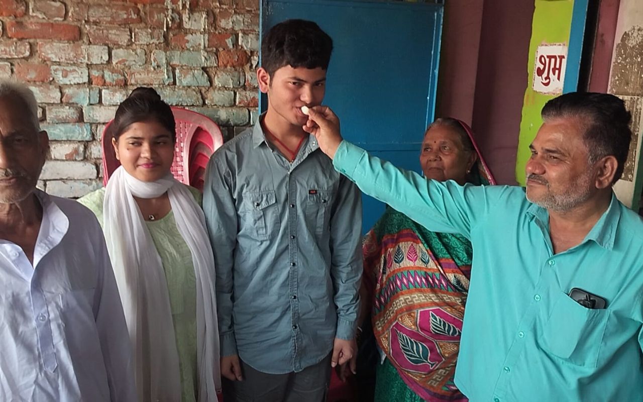 Bihar Topper: टेंट हाउस चलाने वाले के पुत्र ने 12th के परीक्षा में लहराया परचम, 93.6 प्रतिशत अंक लाकर टॉप-5 में बनाई जगह