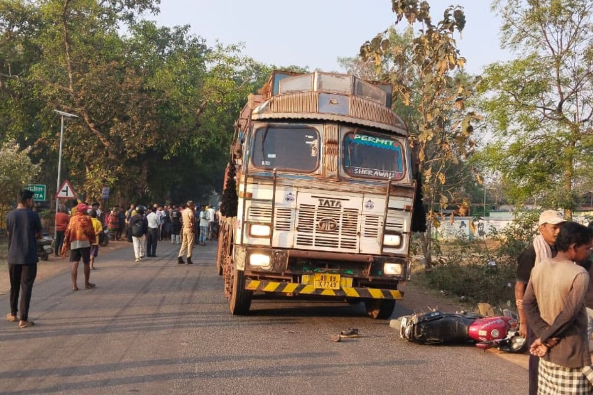 ओडिशा-झारखंड की सीमा पर बड़ा हादसा, ट्रक की चपेट में आने से 3 लोगों की मौत, हंगामा