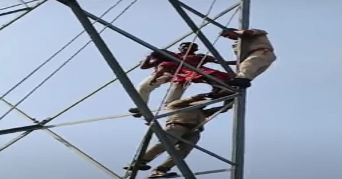 टावर पर चढ़ी पत्नी तो,बचाने के लिए जोर-जोर से रोने लगा पति…कहा नीचे ना उतरबू तव हमका जेल होई जाई….