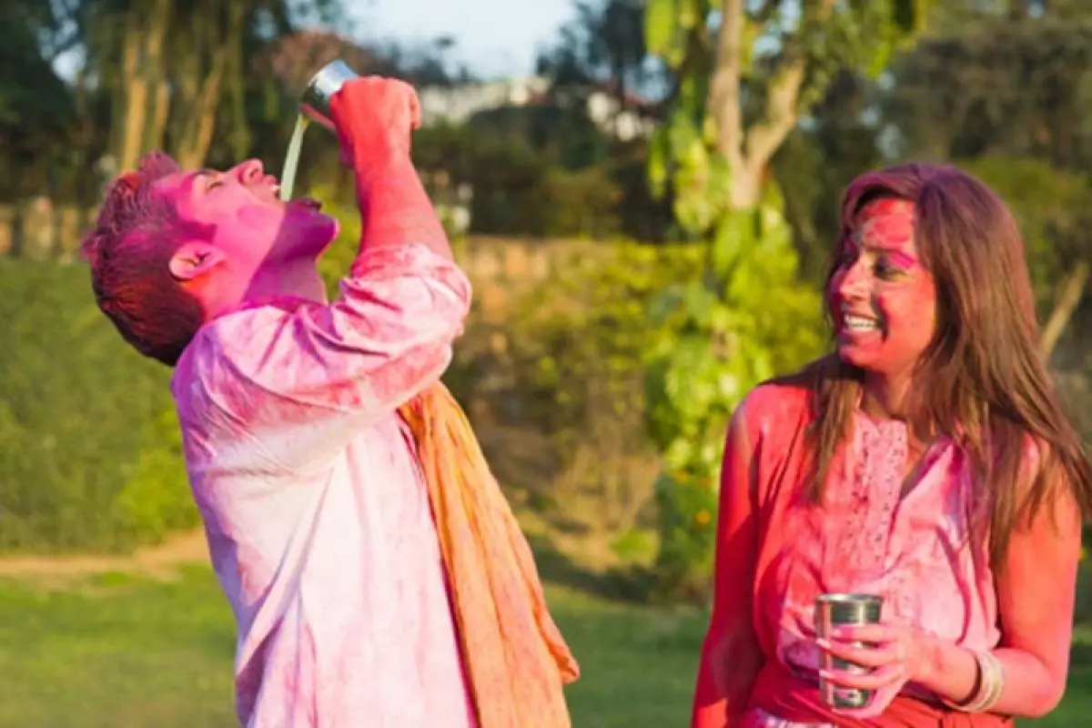 Holi 2025: भांग के नशे को झट से उतारने के लिए अपनाएं ये आसान तरीके, छूमंतर हो जाएगा हैंगओवर
