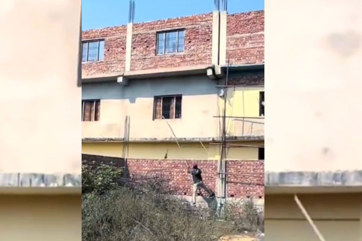 Viral Video: बेटे को बोर्ड एग्जाम में चीट कराने का पिता ने निकाला गजब का जुगाड़, वायरल हो रहा वीडियो