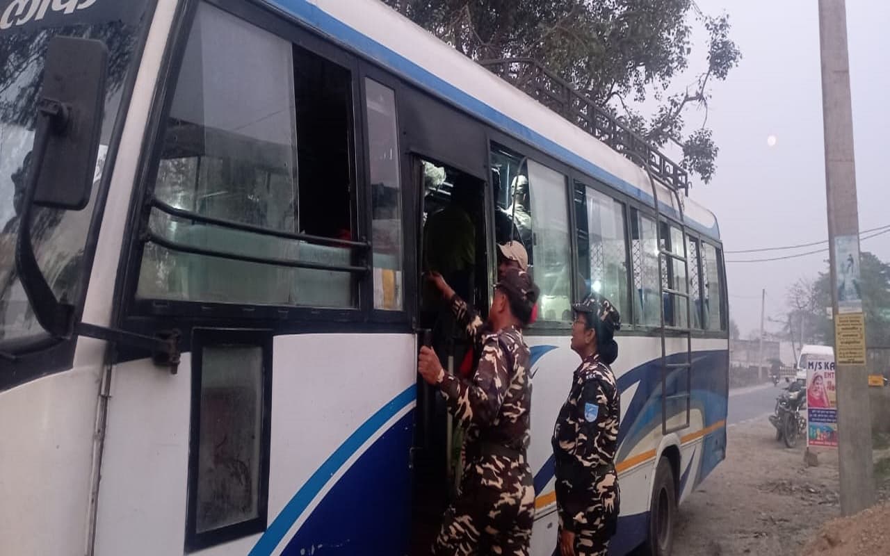 बिहार में भारत-नेपाल बॉर्डर इलाके से नशीली दवाइयों का खेप बरामद, होली के दिन बस चेकिंग में दो गिरफ्तार