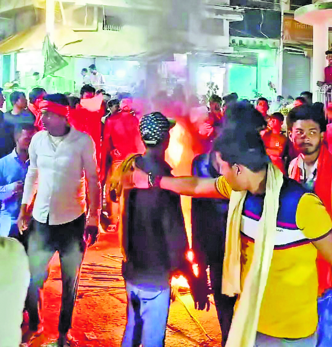 शिव बरात शोभायात्रा में लाठी चार्ज के विरोध में आक्रोशित लोगों ने महनार में निकाला आक्रोश मार्च