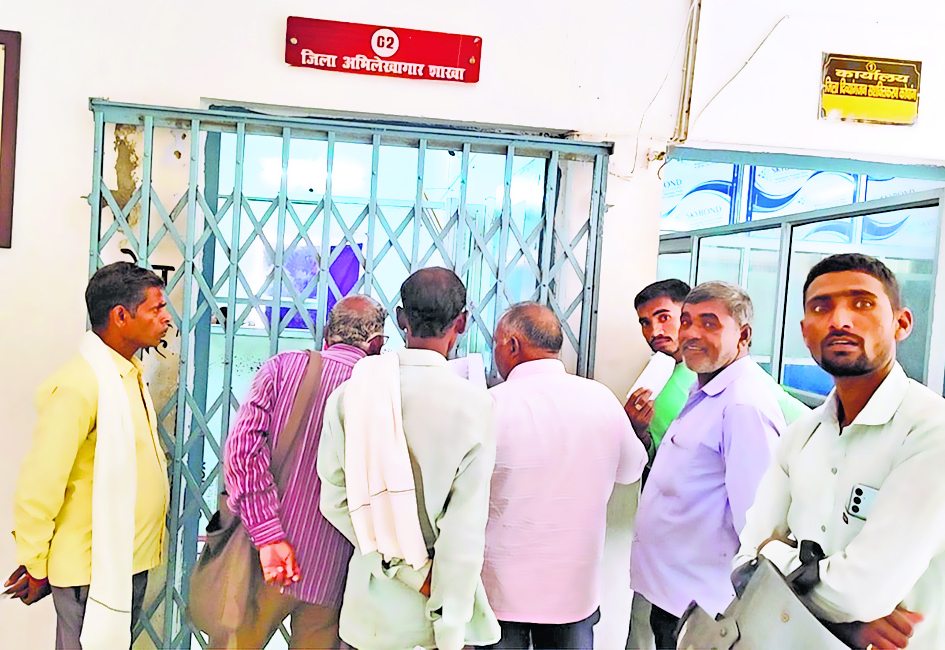 Jehanabad : भूमि सर्वे के लिए खतियान की कॉपी लेने में लोगों को हो रही परेशानी