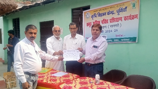 विष्णुपुर गांव में समूह अग्रिम पंक्ति प्रत्यक्षण पर किसानों को प्रशिक्षण