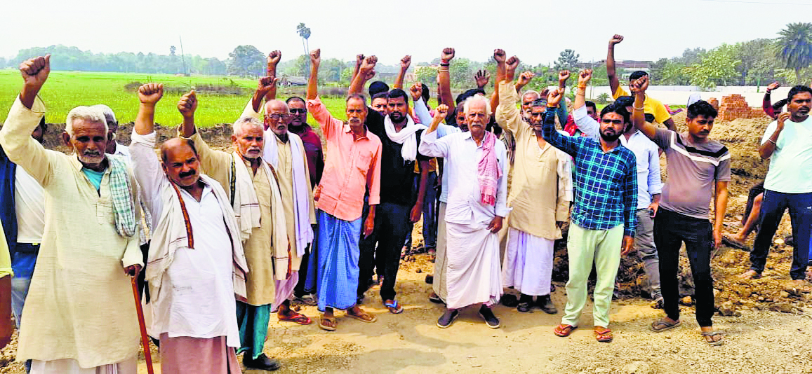 छट घाट के समीप पंचायत सरकार भवन निर्माण को लेकर ग्रामीणों ने किया विरोध