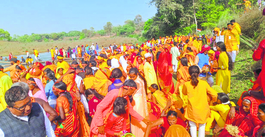 तेतरी गांव में श्रीश्री शतचंडी महायज्ञ को लेकर निकली कलशयात्रा