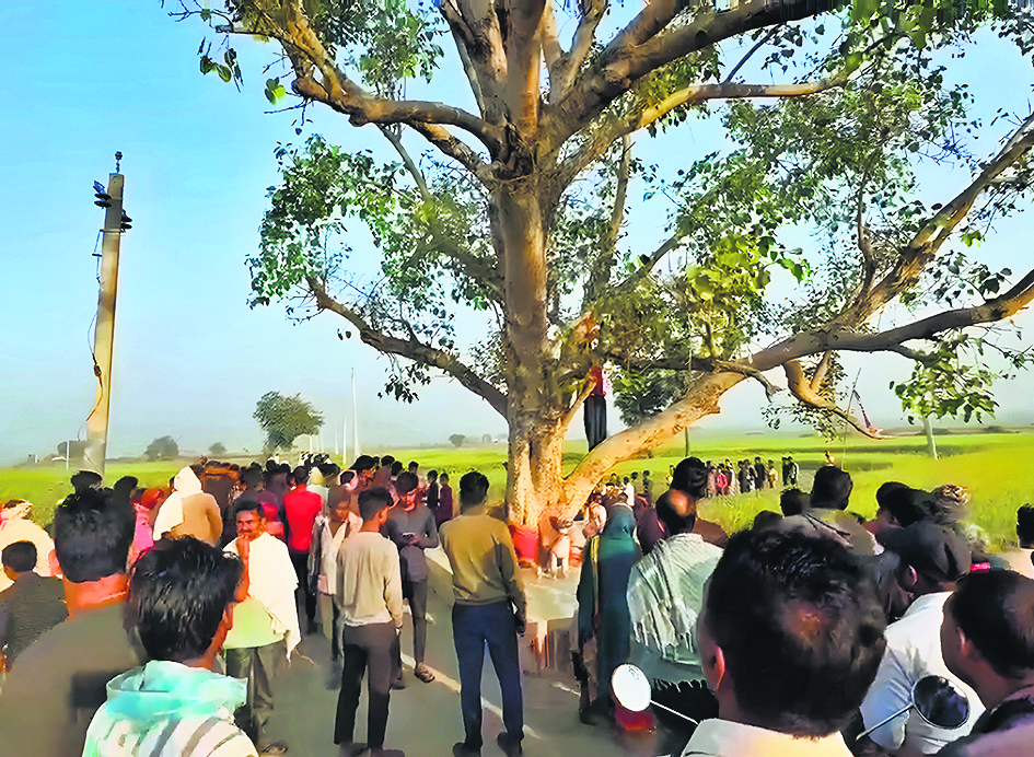 hajipur news. पेड़ से लटका मिला युवक का शव, दामाद पर हत्या का आरोप