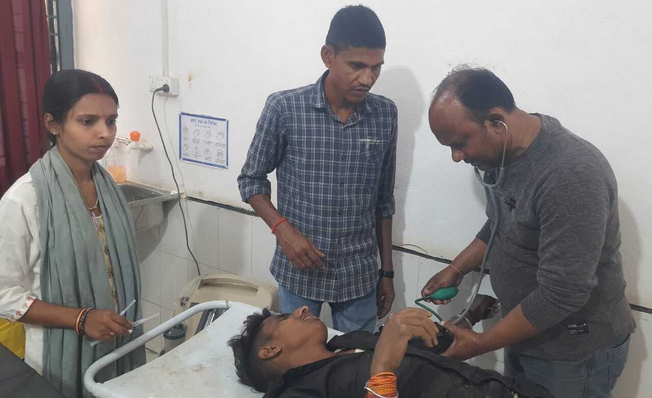 अनियंत्रित ऑटो की टक्कर से बाइक चालक का पैर टूटा