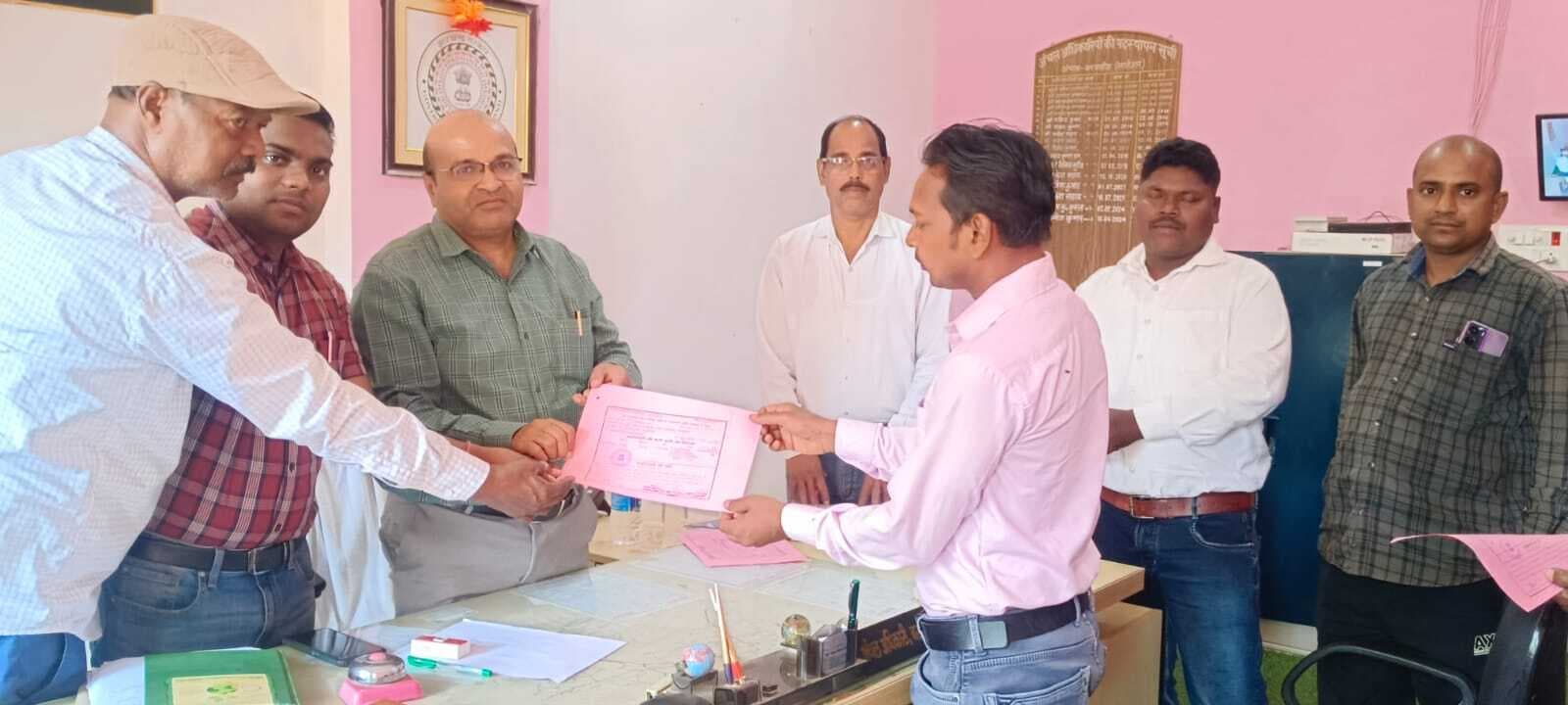 तीन नक्सलियों को मिला जमीन का पट़्टा