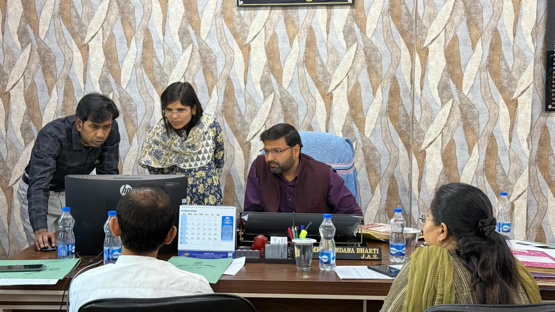 अंचल कार्यालय में शतप्रतिशत हो पदाधिकारियों की उपस्थिति : डीसी