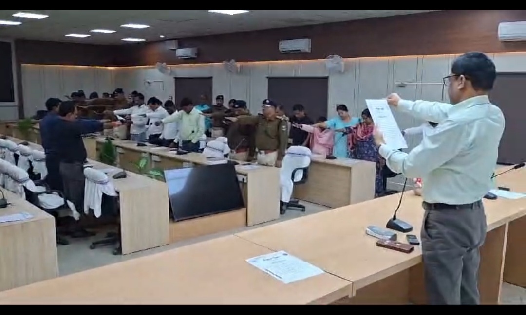 समाहरणालय कर्मियों ने ली सुरक्षित वाहन चलाने की शपथ