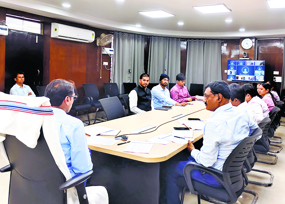 दाखिल-खारिज, परिमार्जन व आधार सीडिंग के आवेदनों को कैंप मोड में निबटाएं : डीएम