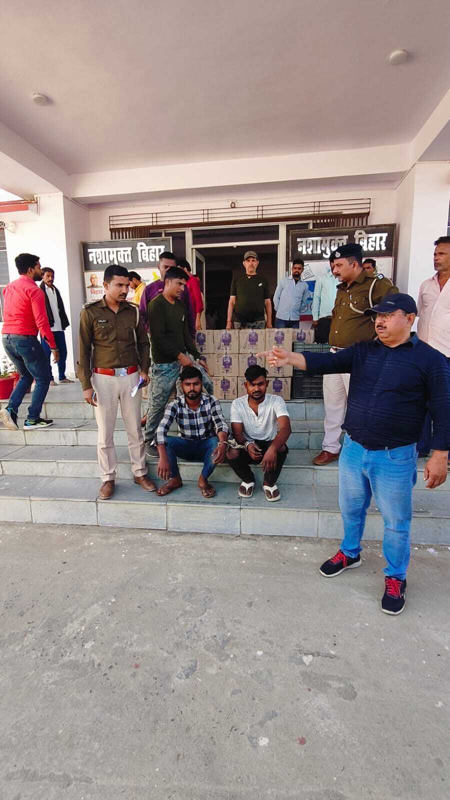 अलग-अलग जगहों से 113 पेटी शराब के साथ चार गिरफ्तार, दो वाहन जब्त